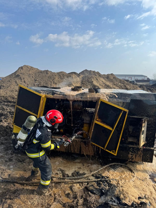 Neamț. Incendiu la un utilaj folosit pe șantierul autostrăzii