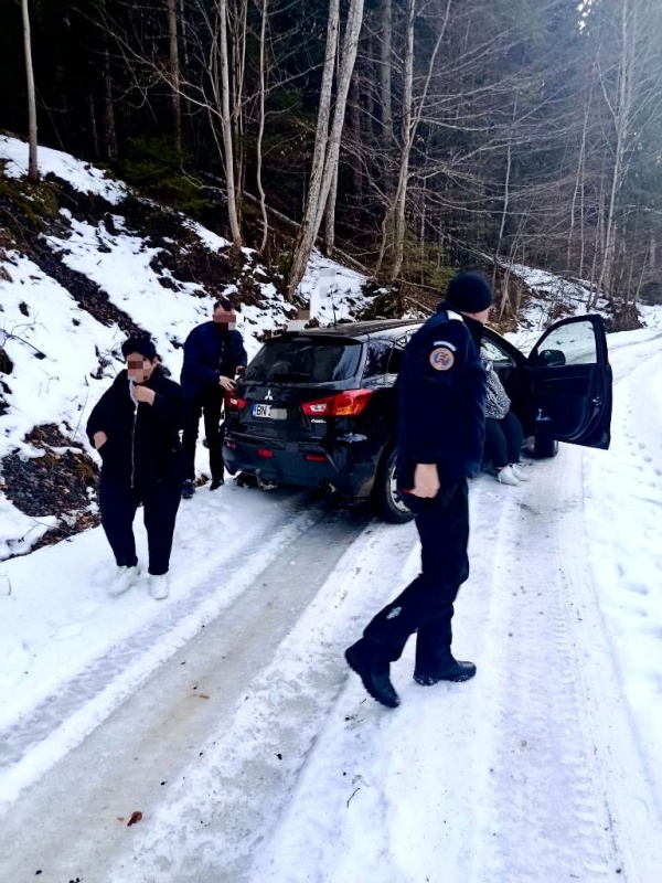 Păcăliți de GPS, salvați de jandarmi