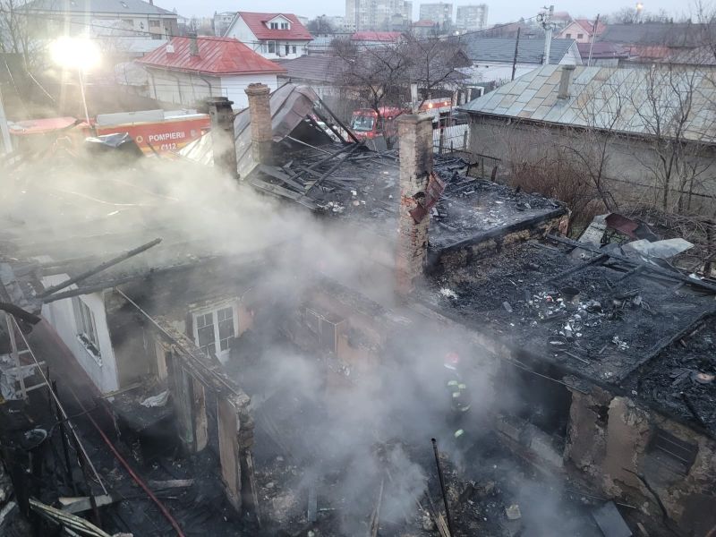 Incendiu în municipiul Bacău: trei gospodării afectate, o persoană a ajuns la spital