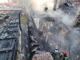 Incendiu în municipiul Bacău: trei gospodării afectate, o persoană a ajuns la spital