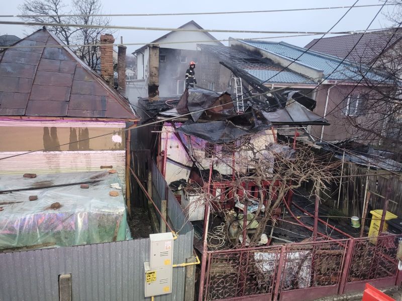 Incendiu în municipiul Bacău: trei gospodării afectate, o persoană a ajuns la spital 4 Incendiu în municipiul Bacău: trei gospodării afectate, o persoană a ajuns la spital