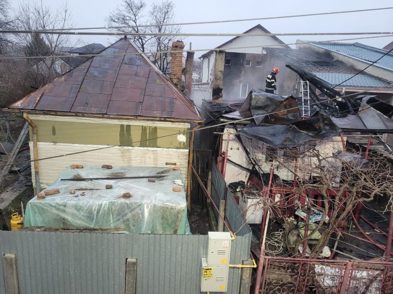 Incendiu în municipiul Bacău: trei gospodării afectate, o persoană a ajuns la spital
