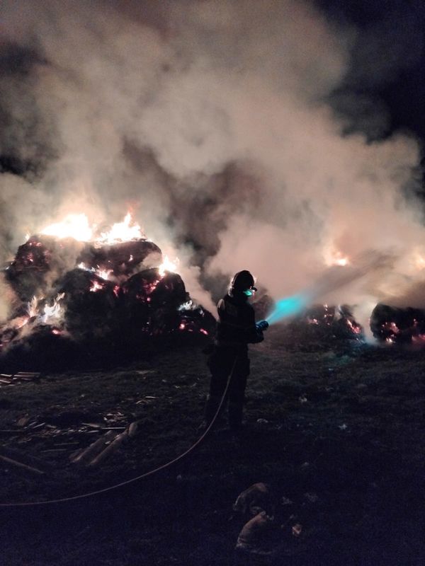 Iași. Video - foto. Muncă de Sisif la un incendiu cu focare ascuns într- un depozit de furaje