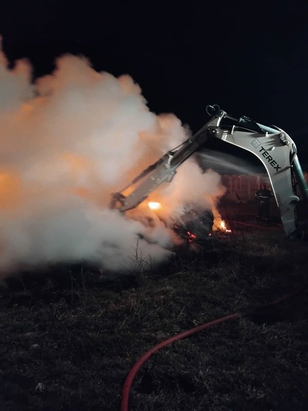 Iași. Video - foto. Muncă de Sisif la un incendiu cu focare ascuns într- un depozit de furaje 1 Iași. Video - foto. Muncă de Sisif la un incendiu cu focare ascuns într- un depozit de furaje