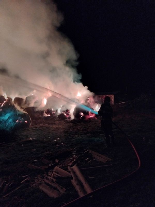 Iași. Video - foto. Muncă de Sisif la un incendiu cu focare ascuns într- un depozit de furaje