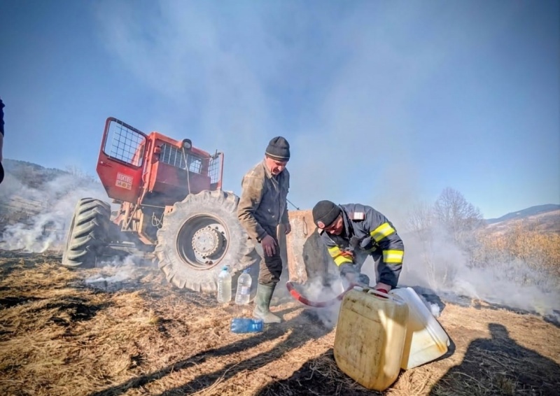 Video - foto. Cinci ore de intervenție pe 15 hectare. Un bărbat a suferit arsuri după... curățenia de primăvară 3 Video - foto. Cinci ore de intervenție pe 15 hectare. Un bărbat a suferit arsuri după... curățenia de primăvară