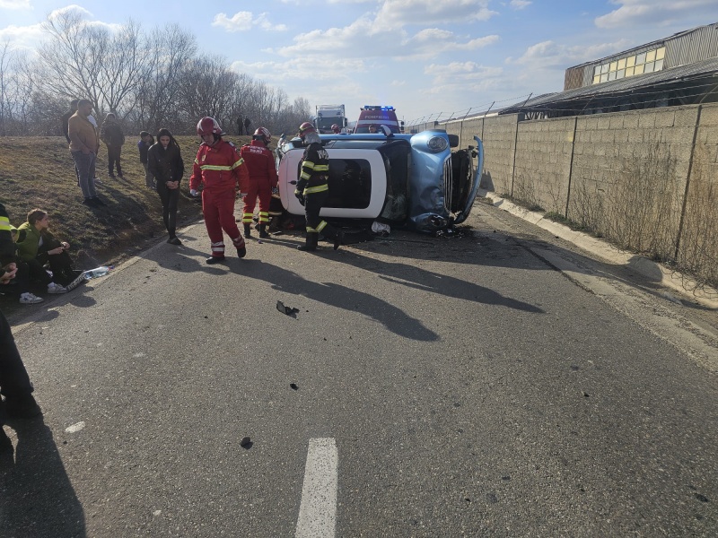 Mașină răsturnată pe o stradă din Târgu‑Neamț. În autoturism se aflau un adult și doi copii