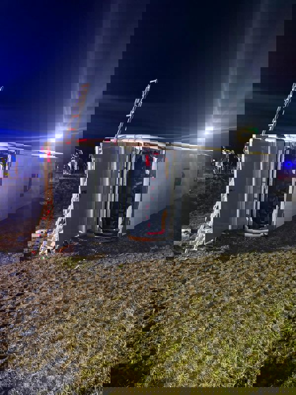 Plan Roșu activat după ce un autocar s-a răsturnat la granița dintre județele Vaslui și Galați. O persoană și-a pierdut viața