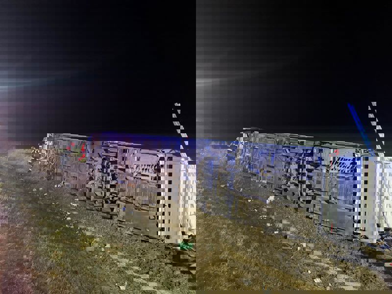 Plan Roșu activat după ce un autocar s-a răsturnat la granița dintre județele Vaslui și Galați. O persoană și-a pierdut viața