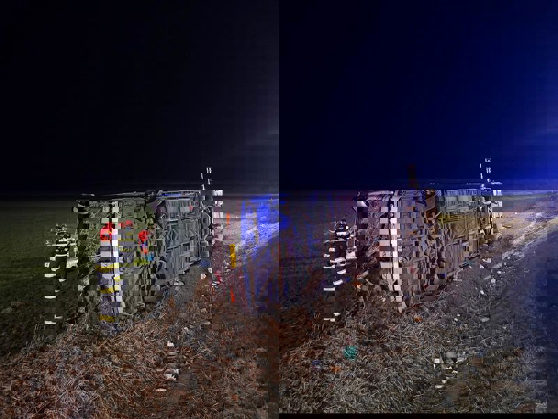 Plan Roșu activat după ce un autocar s-a răsturnat la granița dintre județele Vaslui și Galați. O persoană și-a pierdut viața