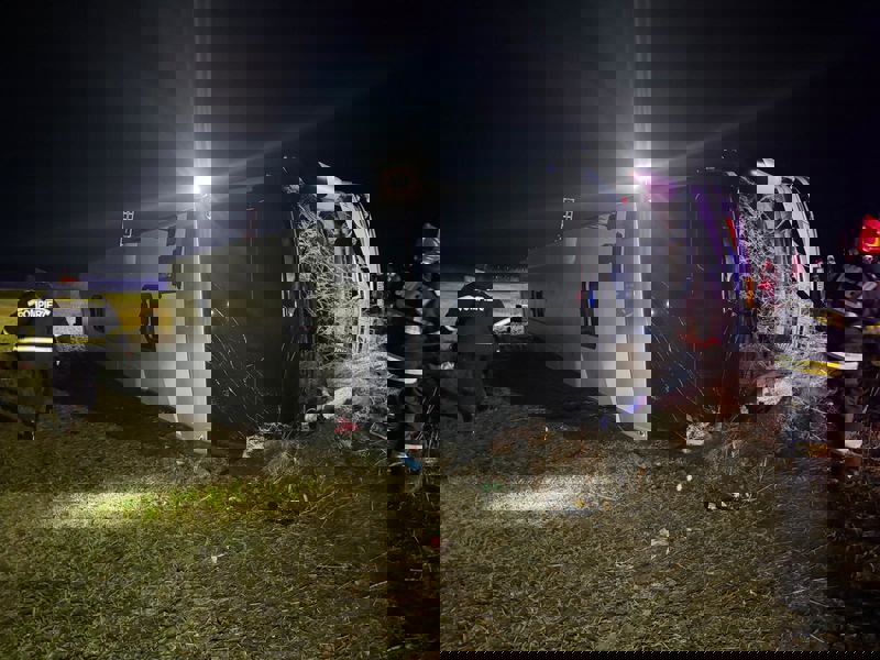 Plan Roșu activat după ce un autocar s-a răsturnat la granița dintre județele Vaslui și Galați. O persoană și-a pierdut viața