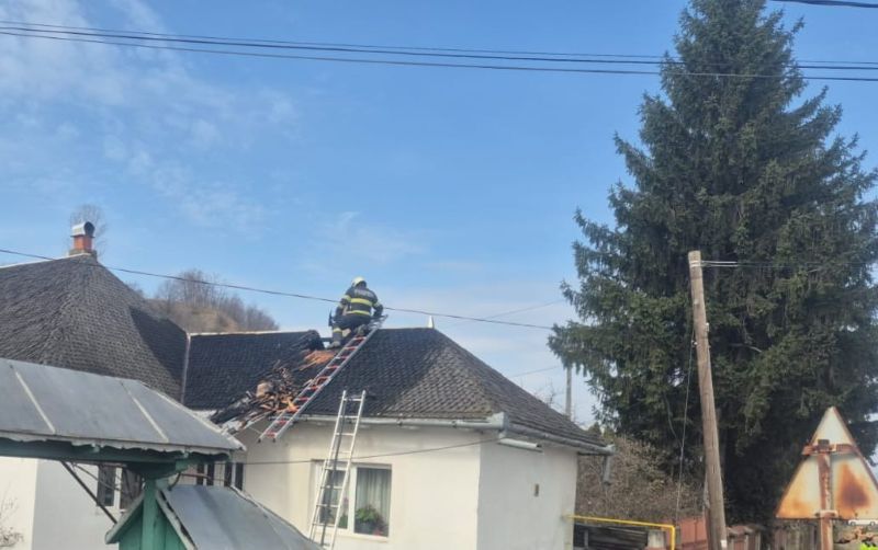 Acoperișul unei anexe gospodărești a luat foc la Borlești. O femeie a fost  asistată medical