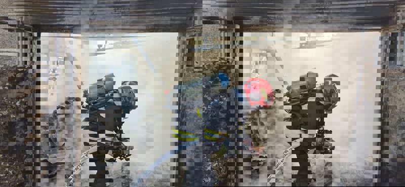 Iași. Incendiu puternic la o casă din Pârcovaci. A fost evacuată o butelie.