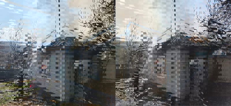 Iași. Incendiu puternic la o casă din Pârcovaci. A fost evacuată o butelie.