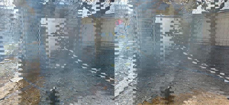 Iași. Incendiu puternic la o casă din Pârcovaci. A fost evacuată o butelie.