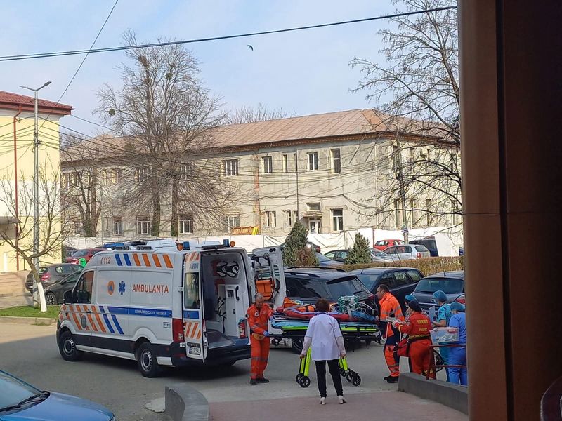 Luptă contracronometru la SJU Bacău: bebeluș de 5 luni, salvat după un accident devastator. Mama a murit încercând să-l protejeze