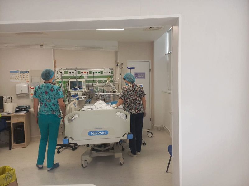Luptă contracronometru la SJU Bacău: bebeluș de 5 luni, salvat după un accident devastator. Mama a murit încercând să-l protejeze