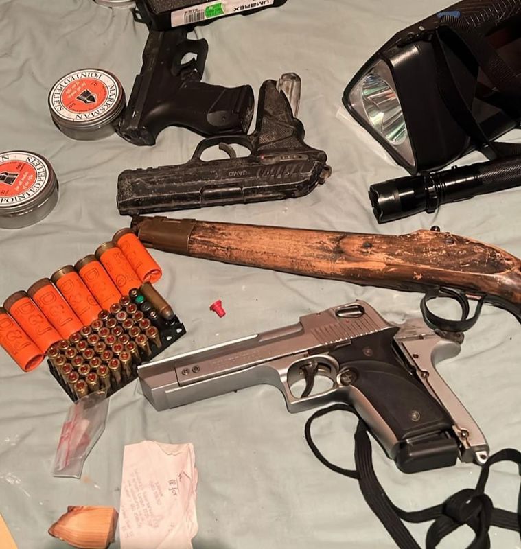Botoșani. Pistolar de 63 de ani reținut de polițiști. Avea acasă un mic arsenal, fără acte legale!