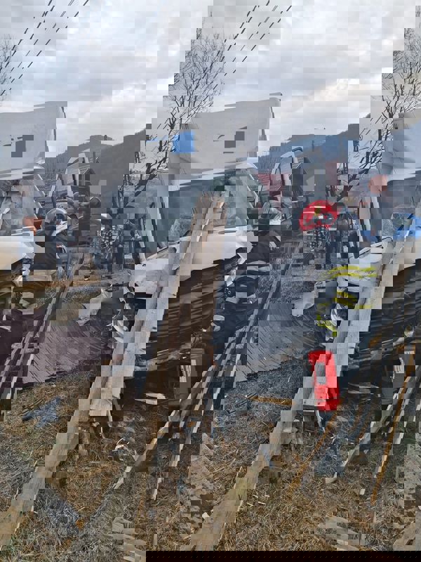 FOTO. Neamț. Șoferul unui camion a leșinat la volan și a intrat într-un gard