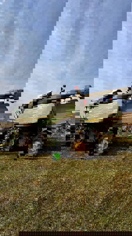 FOTO. Botoșani. O combină a luat foc în timp ce treiera porumb!