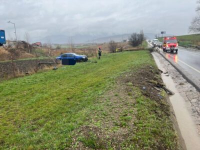 Accident la Piatra Neamț. Un șofer a ajuns la spital după ce a intrat cu mașina într-un gard