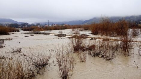 FOTO. Drum inundat la Crăcăoani. Acces blocat pentru vehiculele mari