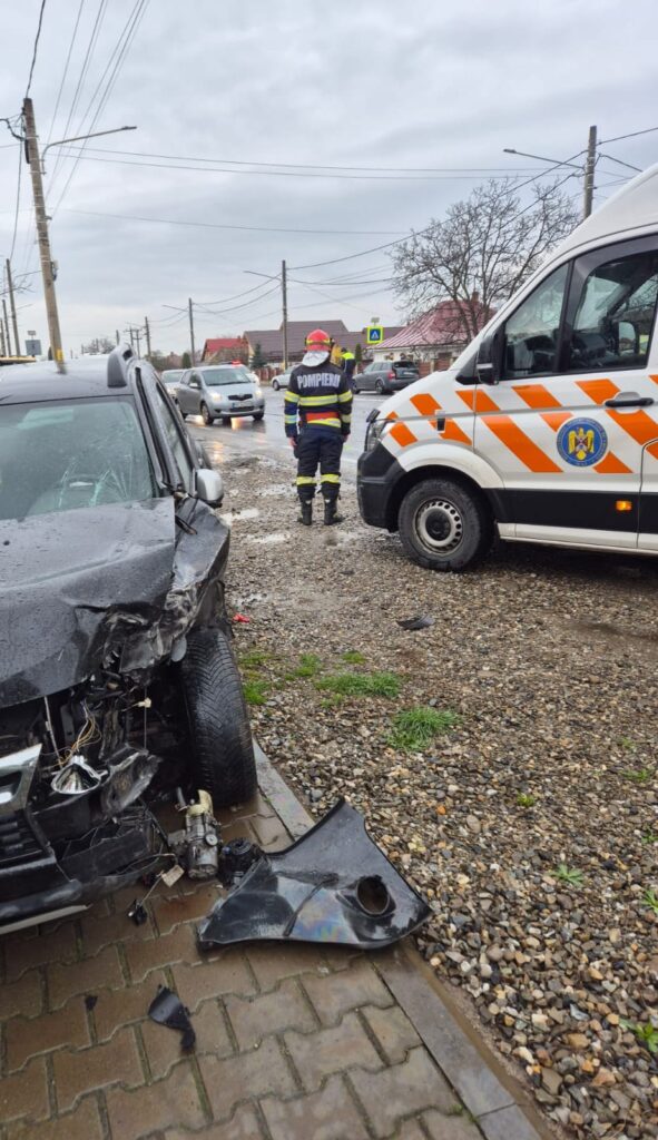 FOTO. Accident la Dumbrava Roșie - 2 persoane au fost transportate la spital 2 FOTO. Accident la Dumbrava Roșie - 2 persoane au fost transportate la spital