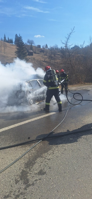 Suceava. Autoturism distrus de flăcări în Sadova