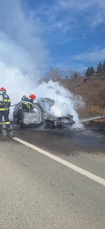 Suceava. Autoturism distrus de flăcări în Sadova