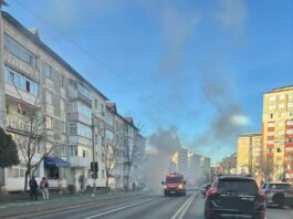 Piatra Neamț. Un autoturism a luat foc în trafic – șoferul a scăpat nevătămat