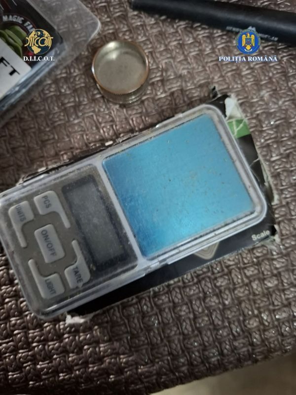 Doi elevi din Târgu Neamț arestați după o anchetă DIICOT de trafic de droguri și persoane