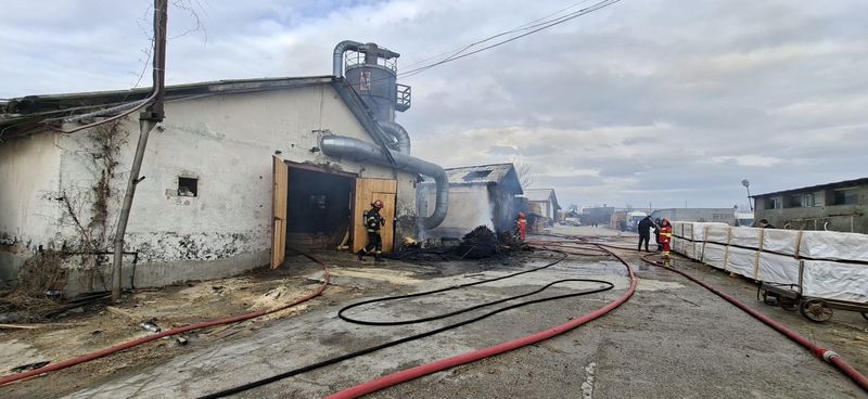 Bacău. Incendiu puternic la o fabrică de cherestea din Hemeiuș. A fost emis mesaj RO-ALERT 4 Bacău. Incendiu puternic la o fabrică de cherestea din Hemeiuș. A fost emis mesaj RO-ALERT