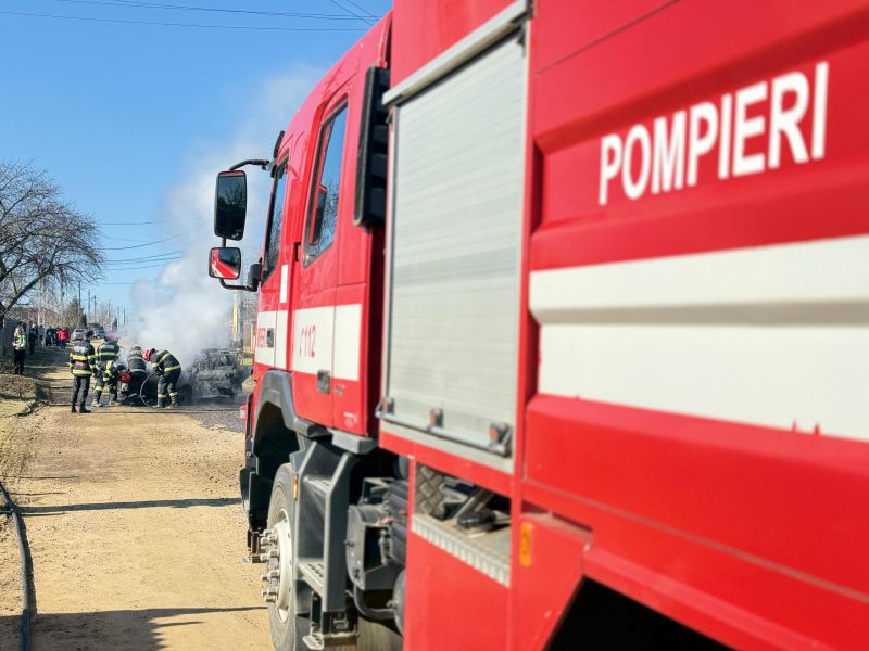 Botoșani. Un autoturism a ars ca o torță de la un scurtcircuit 2 Botoșani. Un autoturism a ars ca o torță de la un scurtcircuit