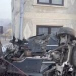 Suceava. Tânăr băut, a ajuns cu mașina pe acoperișul unei case. Un pasager de 18 ani a fost rănit