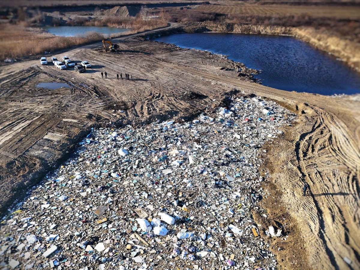 Bacău. Descoperire șocantă lângă râul Siret: sute de tone de deșeuri, îngropate ilegal într-o arie protejată din Bacău