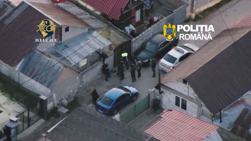Percheziții DIICOT într-un dosar cu acuze de grup infracțional organizat și trafic de persoane