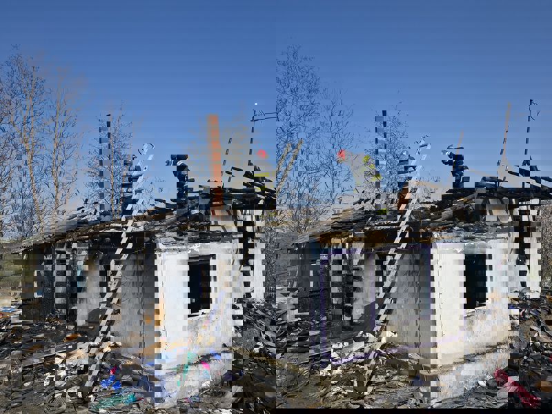 Botoșani. Familie rămasă fără adăpost după un incendiu izbucnit la Șendriceni