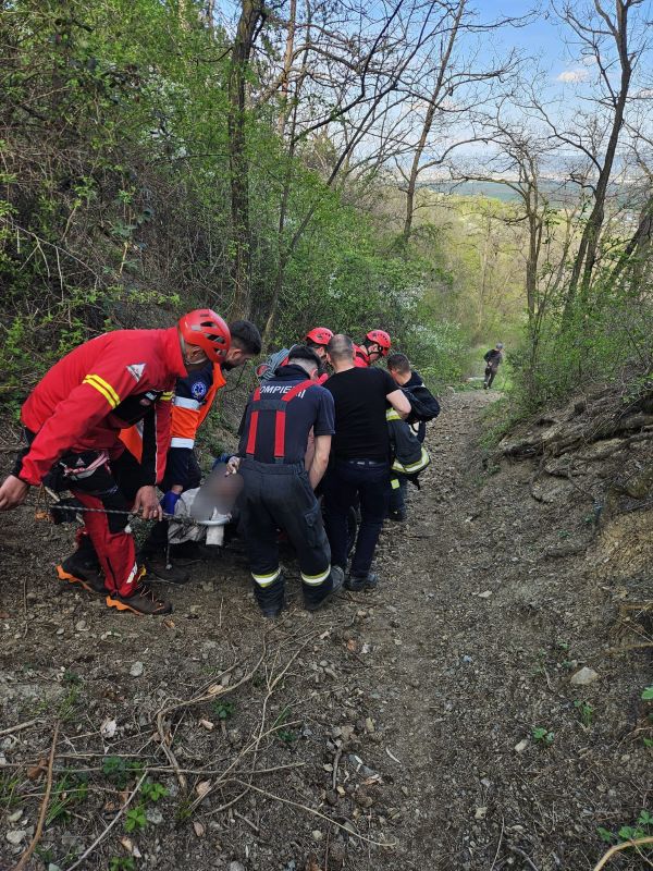 Bacău. Sprijin aero pentru salvarea unui bărbat căzut într-o râpă