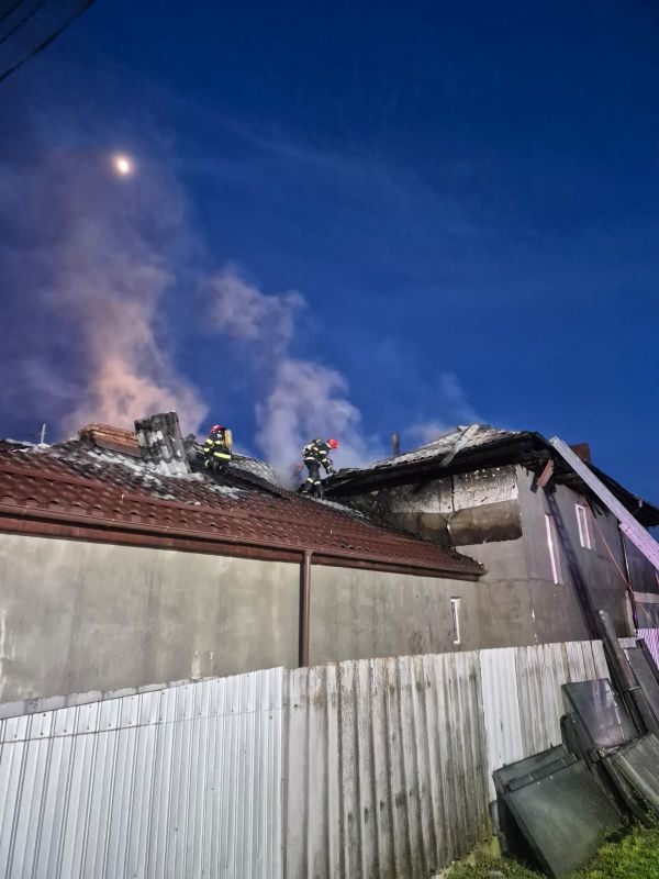 Puternic incendiu la Roznov – o casă a fost distrusă de foc