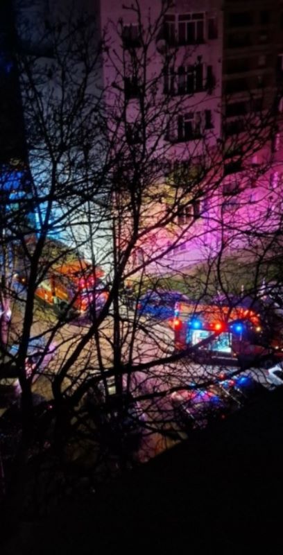 Bacău. Apartament în flăcări de la o lumânare – o femeie a fost găsită inconștientă