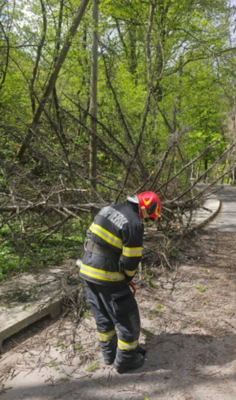 Știre actualizată. Moldova răscolită de vânt. Un bărbat și-a pierdut viața după ce a fost lovită de bucăți smulse de vânt din acoperișul unei clădiri