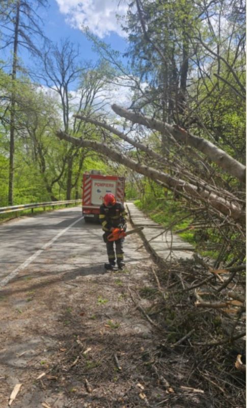 Știre actualizată. Moldova răscolită de vânt. Un bărbat și-a pierdut viața după ce a fost lovită de bucăți smulse de vânt din acoperișul unei clădiri