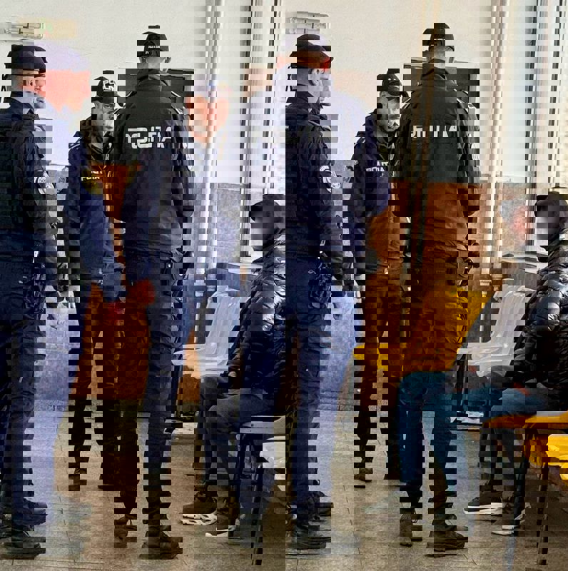 Bacău. Acțiune a polițiștilor în gări și trenuri. Zeci de persoane legitimate și sancțiuni aplicate 4 Bacău. Acțiune a polițiștilor în gări și trenuri. Zeci de persoane legitimate și sancțiuni aplicate