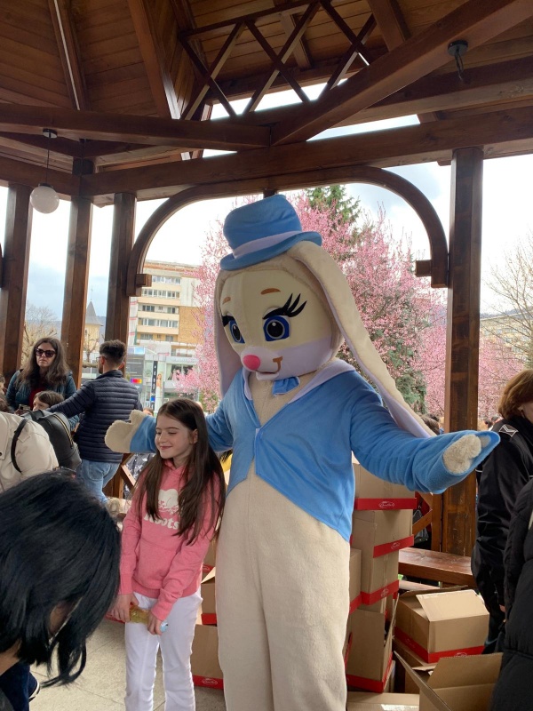 VIDEO-FOTO. Caravana Iepurașului a ajuns la Piatra Neamț 6 VIDEO-FOTO. Caravana Iepurașului a ajuns la Piatra Neamț