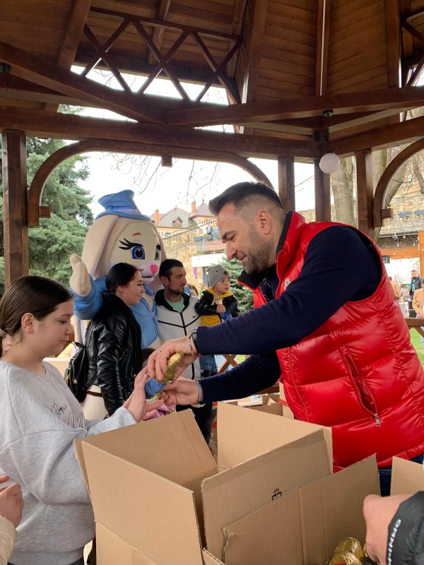 VIDEO-FOTO. Caravana Iepurașului a ajuns la Piatra Neamț 5 VIDEO-FOTO. Caravana Iepurașului a ajuns la Piatra Neamț