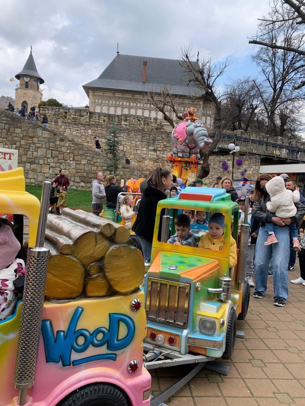 VIDEO-FOTO. Caravana Iepurașului a ajuns la Piatra Neamț 1 VIDEO-FOTO. Caravana Iepurașului a ajuns la Piatra Neamț