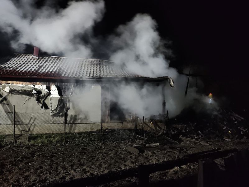 Suceava. Incendiu devastator în două gospodării din Bădeuți. O femeie a ajuns la spital