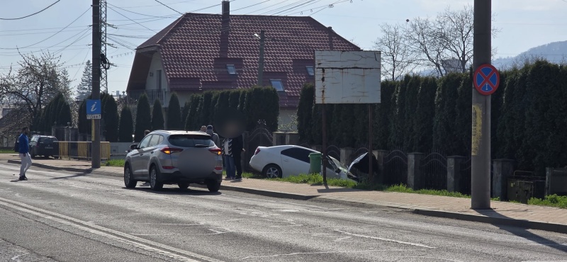 FOTO. Accident în Piatra Neamț, la ieșirea spre Bicaz