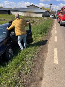 Tânăr din Neamț cercetat pentru furt după ce ar fi vrut să ia la plimbare o mașină care tocmai fusese implicată într-un alt accident