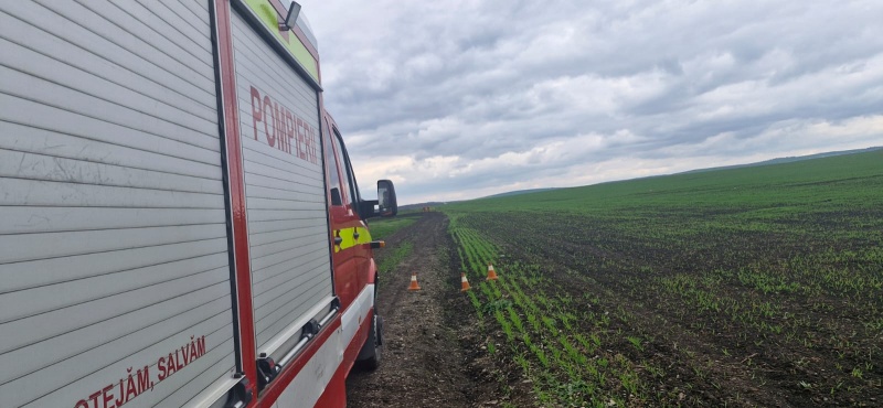 Groapă adâncă de 10 metri descoperită pe un teren agricol din Dochia. Ce spun autoritățile